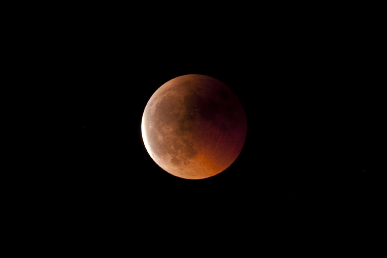 Image du mois de juin 2011 - Eclipse totale de Lune (15 juin) par Philippe Van den Doorn