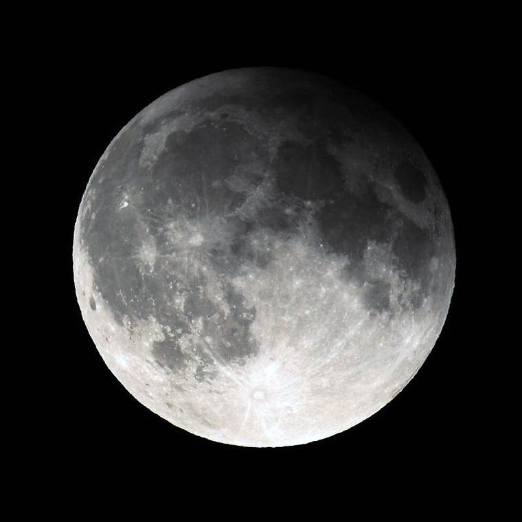 L'image du mois de septembre 2006 - Petite éclipse partielle de Lune par Olivier Schreurs