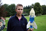 Les fusées munies de leurs ailerons sont enfin prêtes ! Les stagiaires posent devant leurs engins qu'ils ont nommé avec beaucoup d'imagination : fanta-cola, Ramses, JBB, Fic Assurance etc. Voici la fusée de Nicolas - Cliquez pour agrandir La préparation des fusées à eau